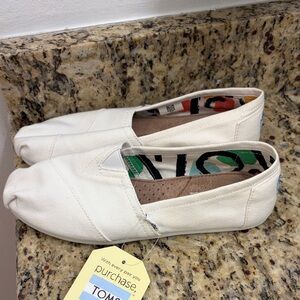 TOMS white Canvas Slip-Ons size 7.5 , NWT